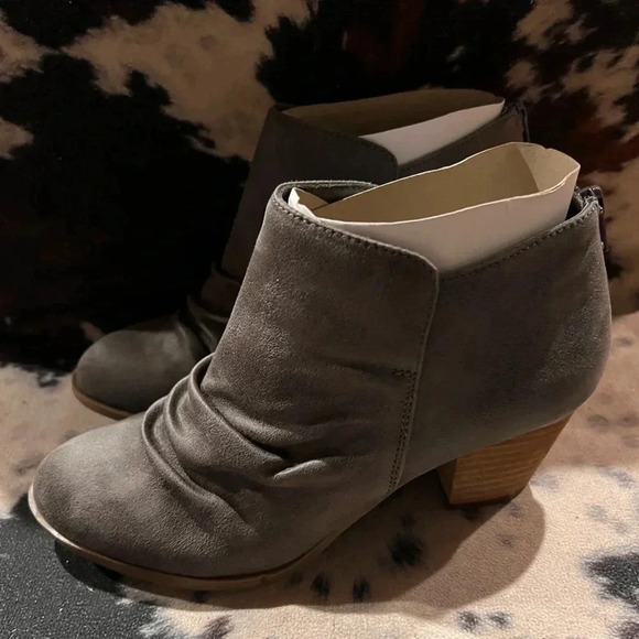 Report Clarice Heeled Booties Ankle Boots Gray Size 6.5W NEW - Picture 4 of 7
